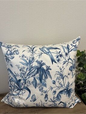 P/KAUFMANN HOME Blue Floral Botanical Accent Pillow | Chinoiserie Style.